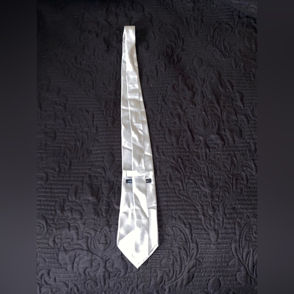 Metropolitan View Tie - Picture 3 of 4